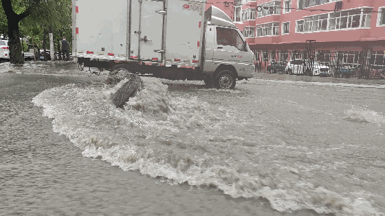 黑龙江发布暴雨红色预警 部分城区路段出现积水