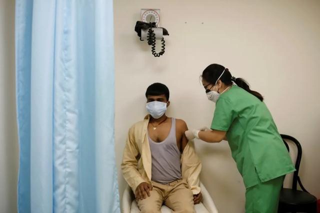 印度一名男子正在接种疫苗 图源：路透社