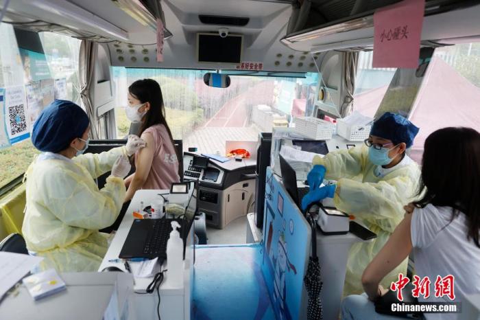 资料图:中国上海,同仁医院医护人员正在对前来的市民进行接种工作。殷立勤 摄