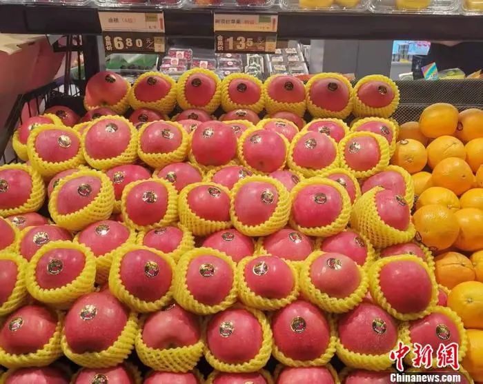 北京市丰台区某果多美门店内售卖的特级树顶红苹果。中新网记者 谢艺观 摄