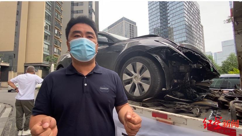 提车才一月多的特斯拉突然加速撞柱严重受损特斯拉刹车没问题车主误踩