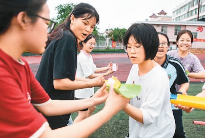 高考临近,广西壮族自治区河池市都安瑶族自治县高级中学组织高三学生开展形式多样的集体“减压”活动,帮助学生释放身心压力。图为6月1日,同学们在玩乒乓球接龙游戏。 新华社记者 张爱林摄