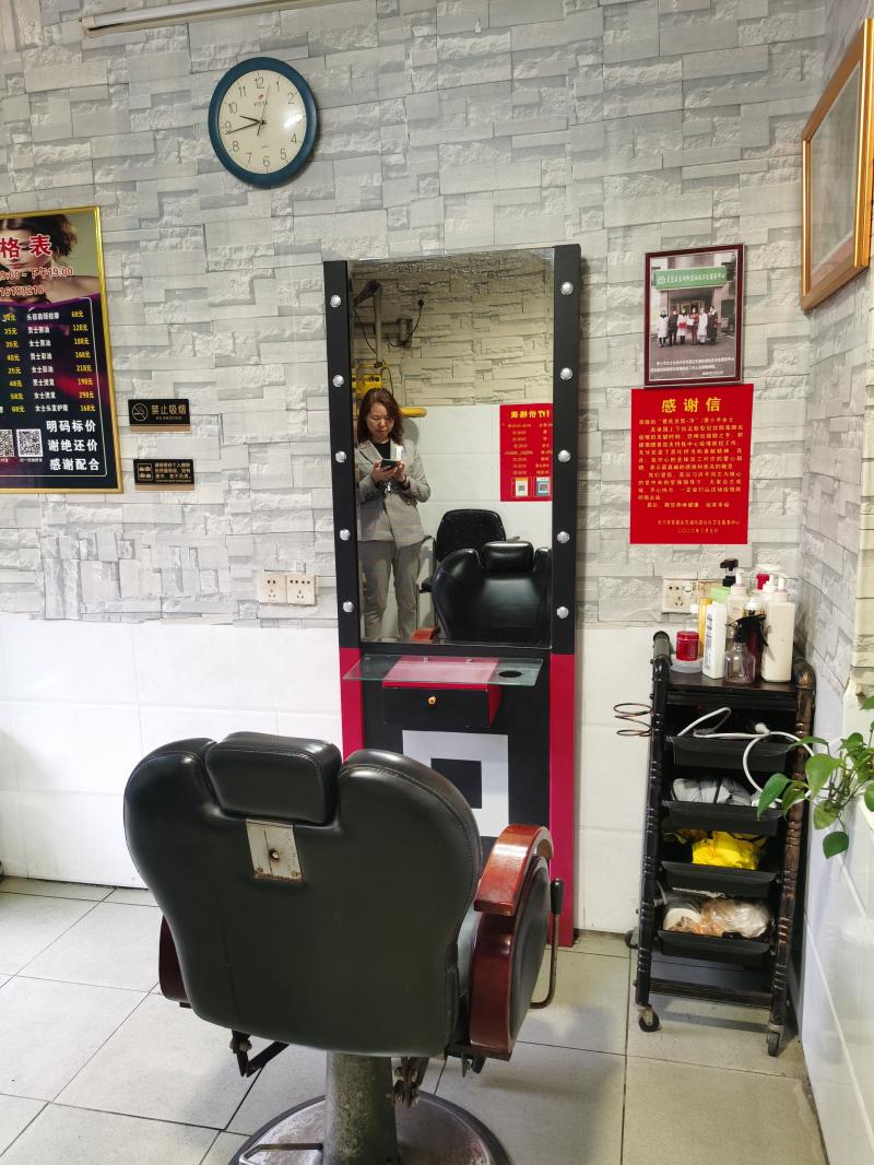 不足10平方米的小店只有一张理发椅,袁隆平生前在这个小店理了18年