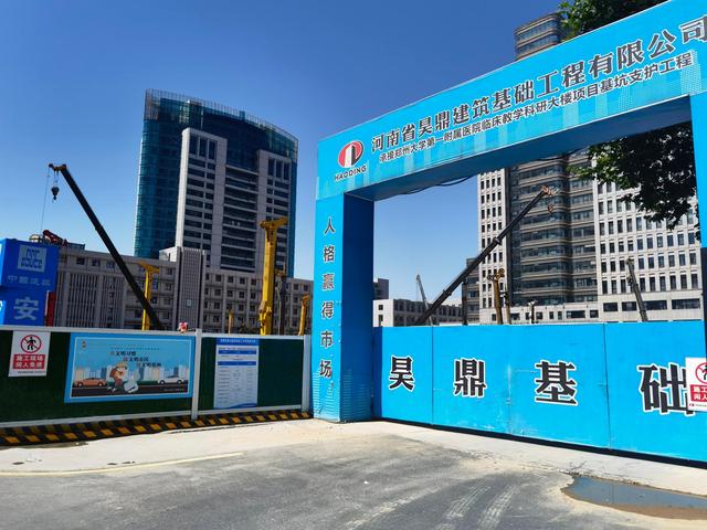 施工工地车辆进出口的公示显示：建设项目为郑大一附院临床教学科研楼，占地4000余平方米。新京报记者 程亚龙 摄