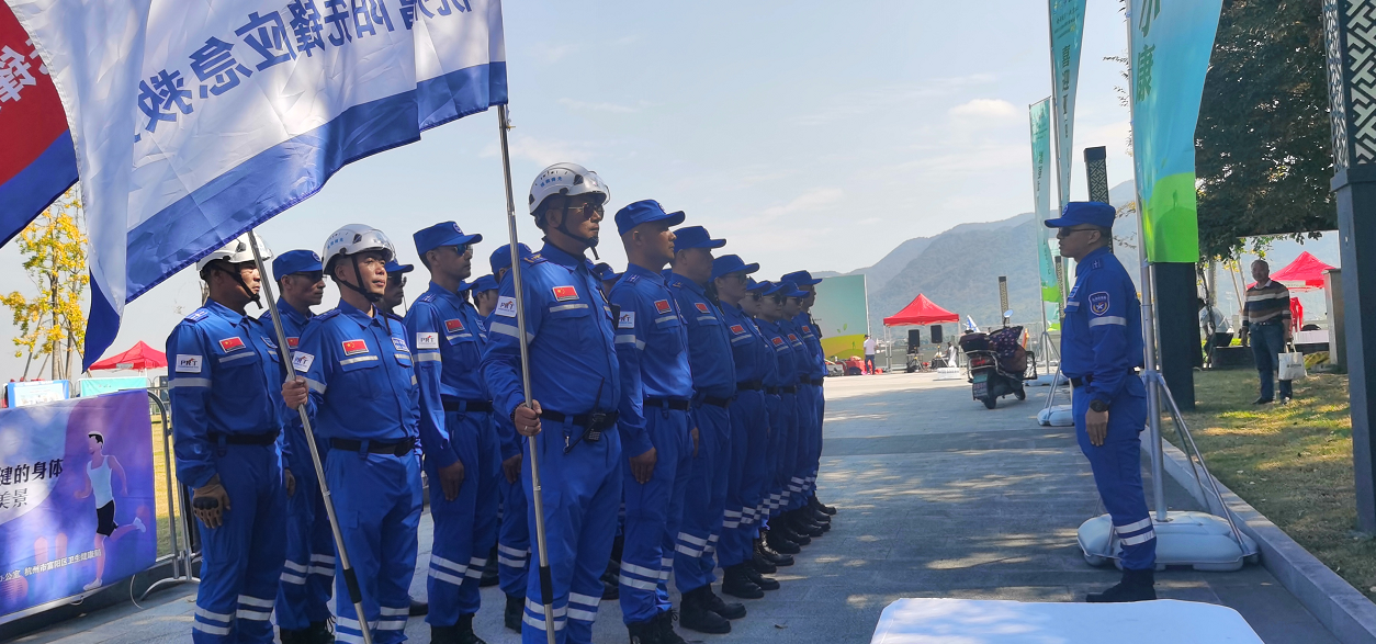 ▲占梁（右）和队员们