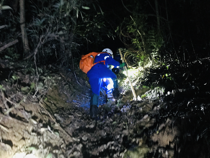 ▲富阳先锋应急救援队队员在搜寻豹子