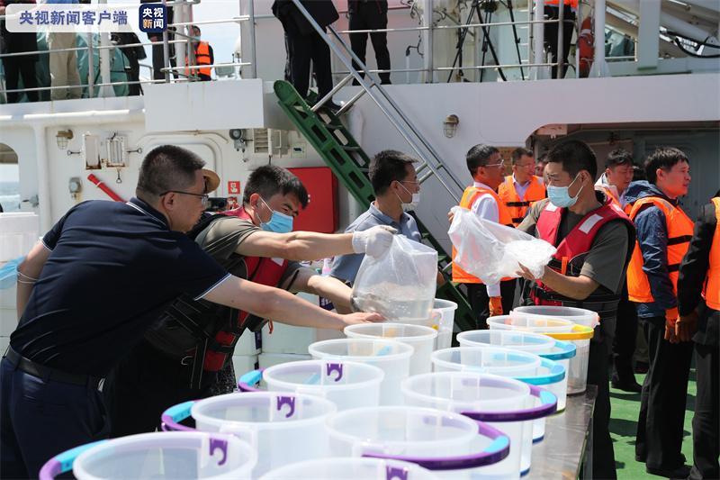 全国“放鱼日”活动主会场大连市启动30亿尾虾鱼蟹增殖放流