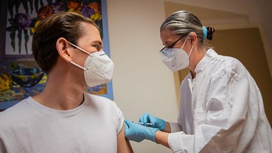 △奥地利总理库尔茨接种首剂阿斯利康疫苗 图片来源 《今日报》