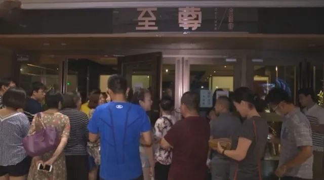 图 / 视频截图（2017年，北京最后一家金钱豹餐厅关门，门口聚集了一些消费者咨询充值卡退钱的事宜。）