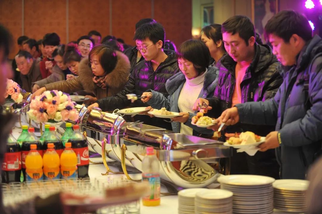 图/视觉中国（2012年，沈阳一家自助餐厅内，取餐的人们挤在一起。当时自助餐还是大家出门吃饭时的热门选择。）