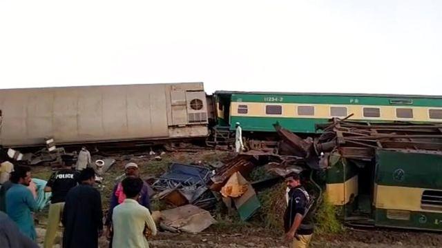 巴基斯坦突发重大事故！两列火车迎面相撞，至少30人死亡