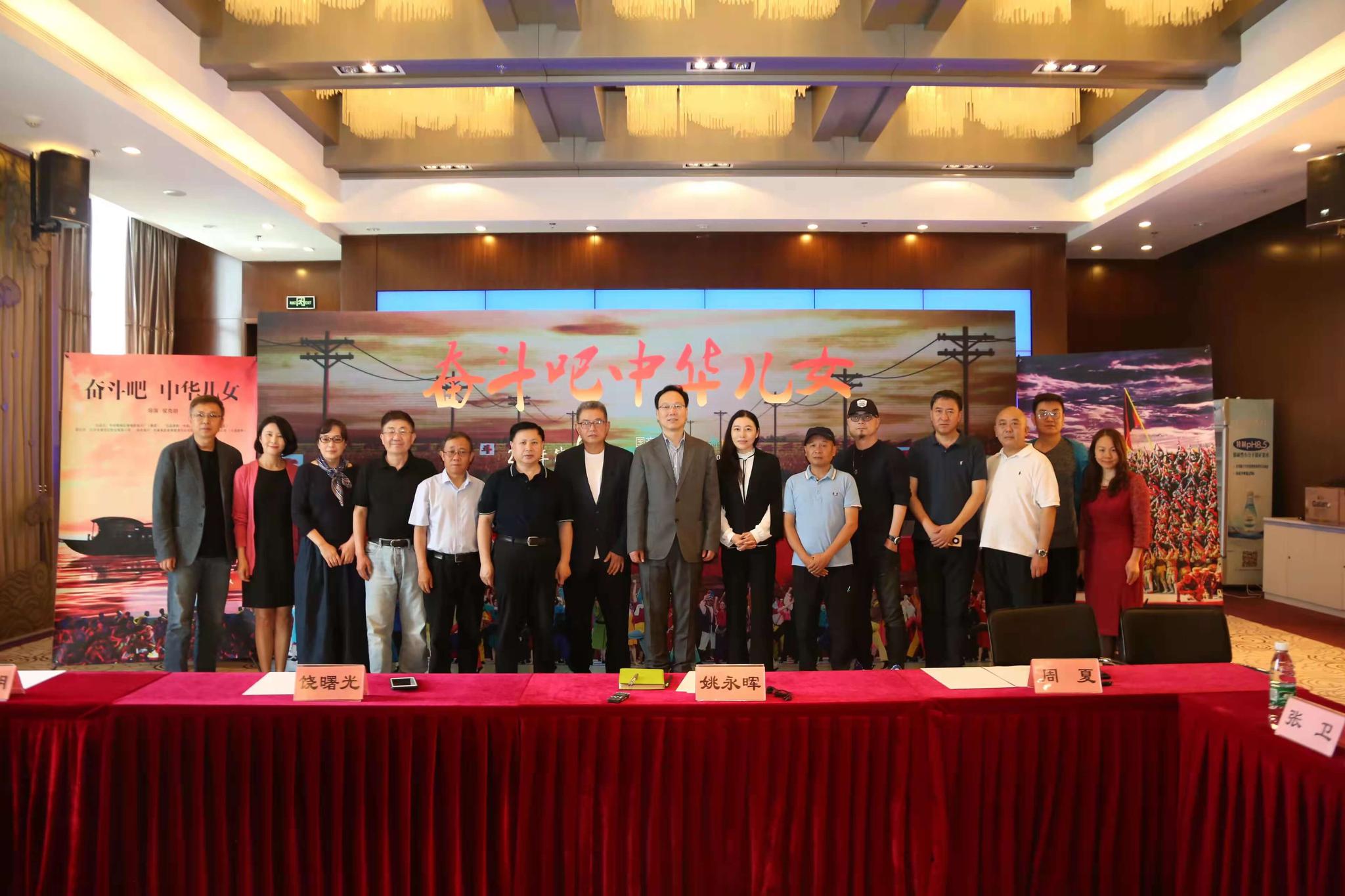 △Director Hou Keming, General Manager Yao Yonghui of Xinying Group, Rao Shuguang, President of China Film Critics Society, and Li Daoxin, Vice Dean of the School of Art of Peking University attended the seminar