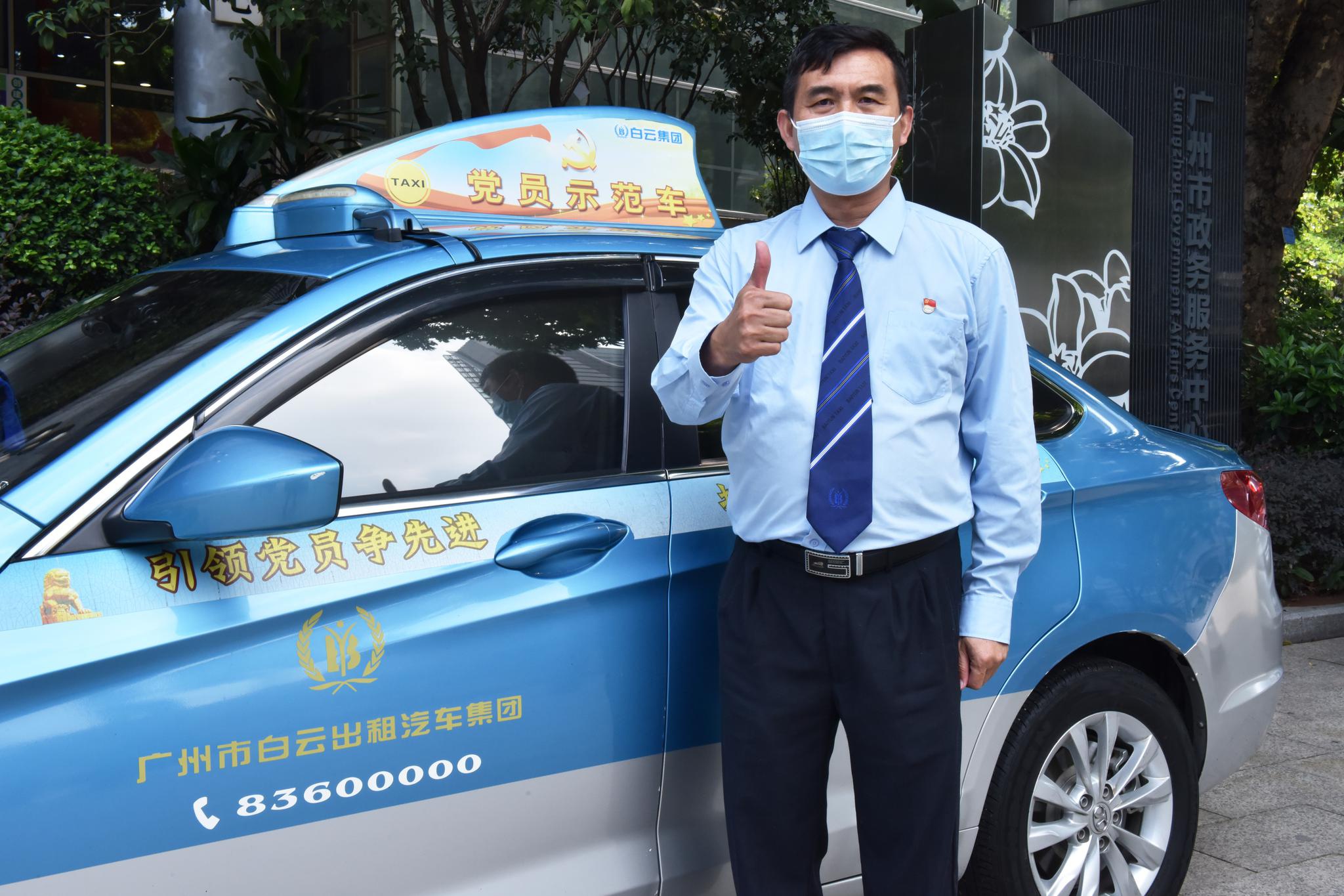 广州出租车司机张振新,今年56岁,开出租车22年,高考期间义务接送考生