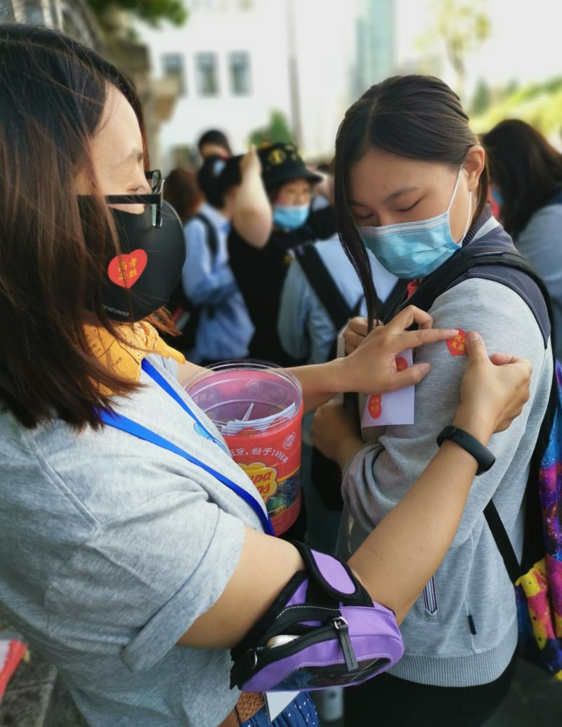 高考首日 送考老师穿锦鲤t恤戴金榜题名口罩 为考生送棒棒糖寓意 棒棒哒 高考 新浪财经 新浪网 高考首日 送考老师穿锦鲤t恤戴金榜题名口罩 为考生送棒棒糖寓意 棒棒哒 高考 新浪财经 新浪网
