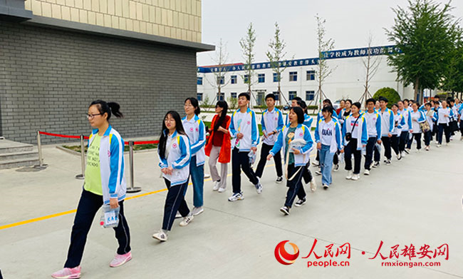 考生有序进入雄县白洋淀高级中学考点.雄县教育局供图