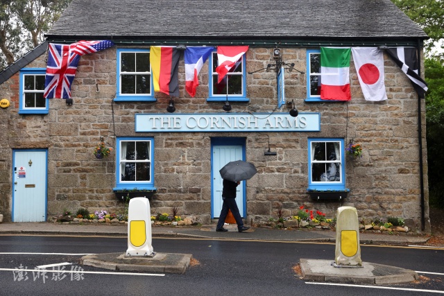 G7峰会将至 康沃尔郡一酒吧挂出7国集团国旗（图源：澎湃影像）