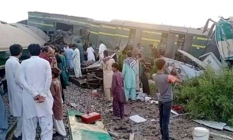 巴基斯坦列车相撞事故现场展开救援 仍有十几名乘客被困火车残骸