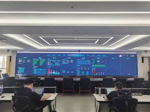 图:龙华区政府管理服务指挥中心现场