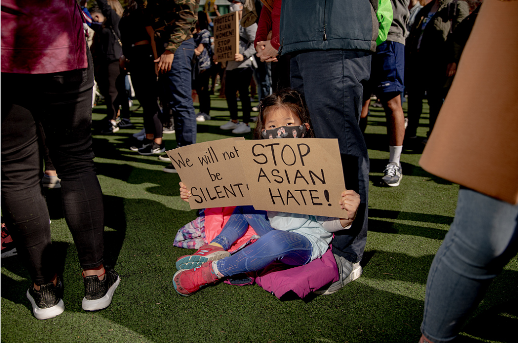美国纽约，亚裔美国人社区的成员和支持者在纽约市哥伦布公园参加“反仇恨亚裔抗议活动”。（资料图）
