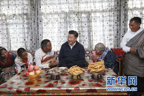 这是2016年8月22日下午，习近平在海西蒙古族藏族自治州格尔木市唐古拉山镇长江源村藏族村民申格家中同一家人亲切交谈。新华社记者 兰红光 摄