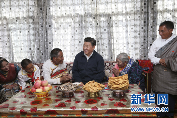 这是2016年8月22日下午,习近平在海西蒙古族藏族自治州格尔木市唐古拉山镇长江源村藏族村民申格家中同一家人亲切交谈。新华社记者 兰红光 摄