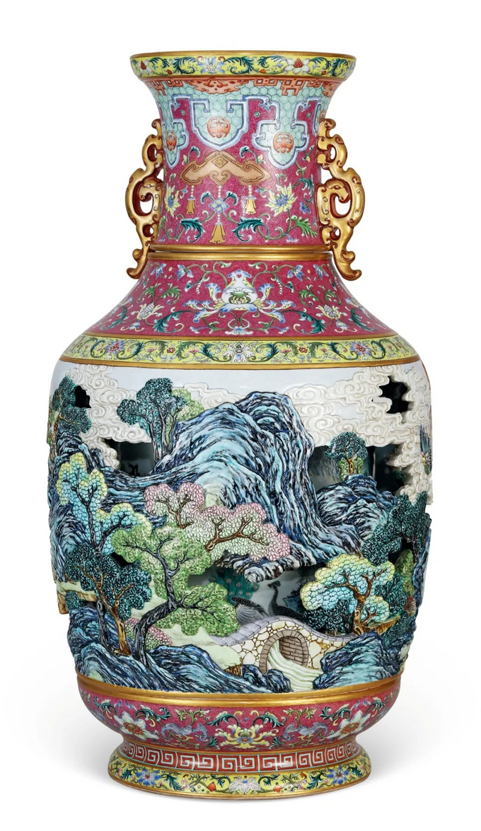 清乾隆御制大转心瓶拍出266亿刷新中国瓷器拍卖纪录