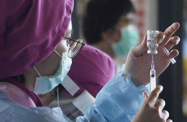 台湾又增接种阿斯利康疫苗后血栓案例，接种者牙龈流血、四肢淤青