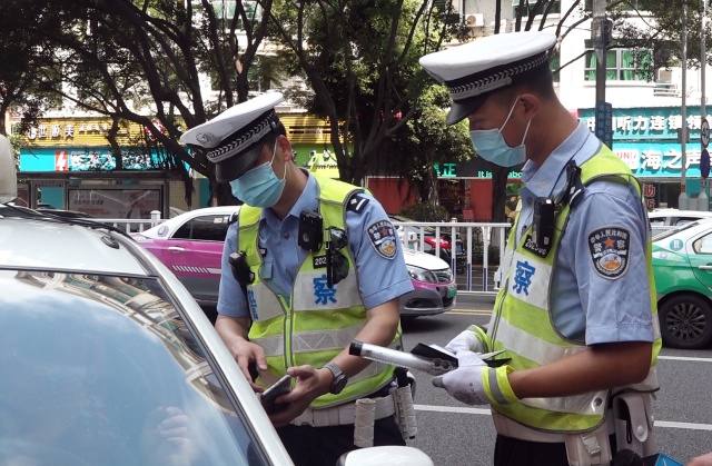 交警利用"固定式鸣笛抓拍系统"查处机动车违法鸣笛&nbsp;&nbsp;厦门市