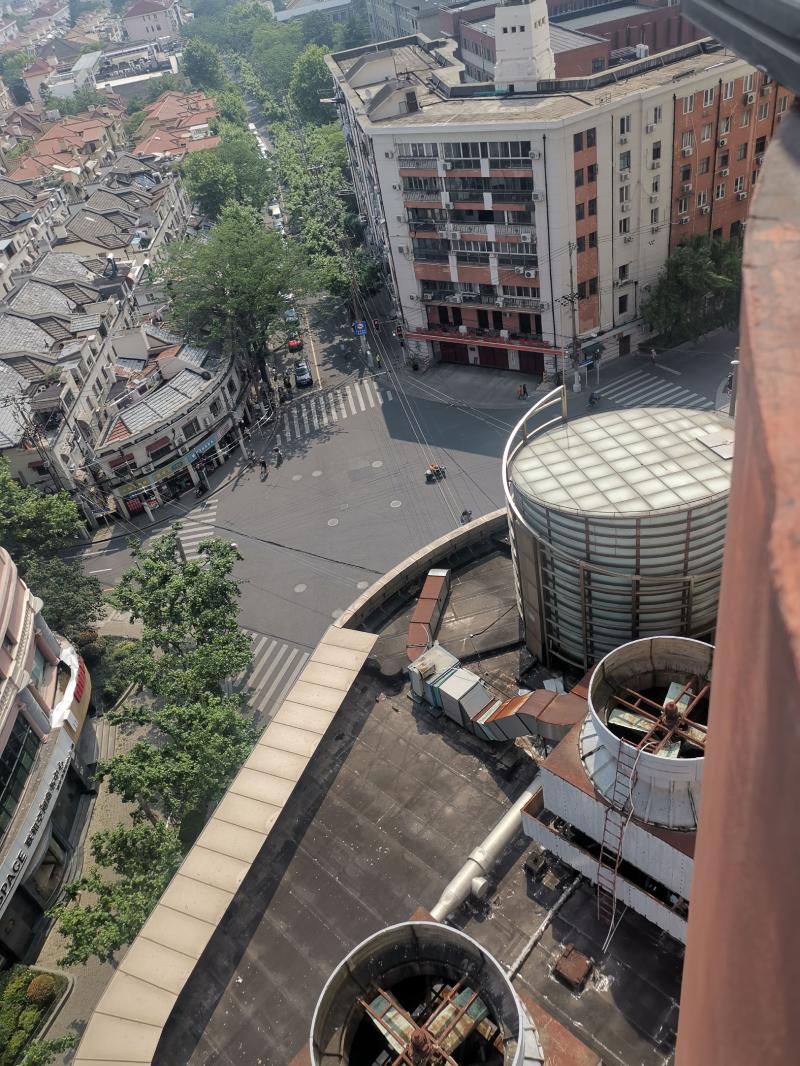 北京西路和愚园路交叉口的申乐大厦商业裙房楼顶.