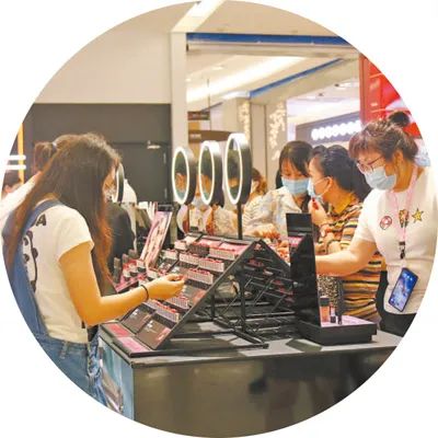 游客在免税店内试用化妆品。人民日报记者 王欣悦摄