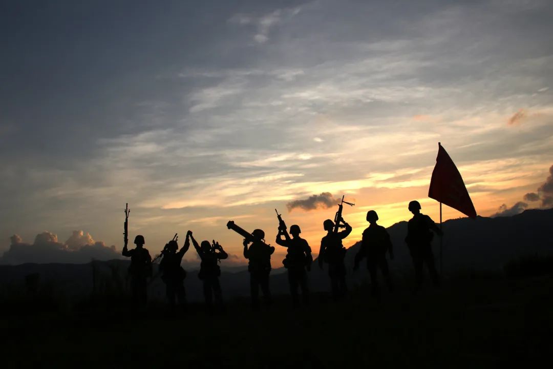 南疆光影这组夕阳练兵图美