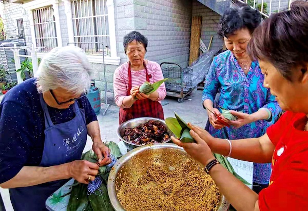 安亭热心阿姨义务为村民包粽子
