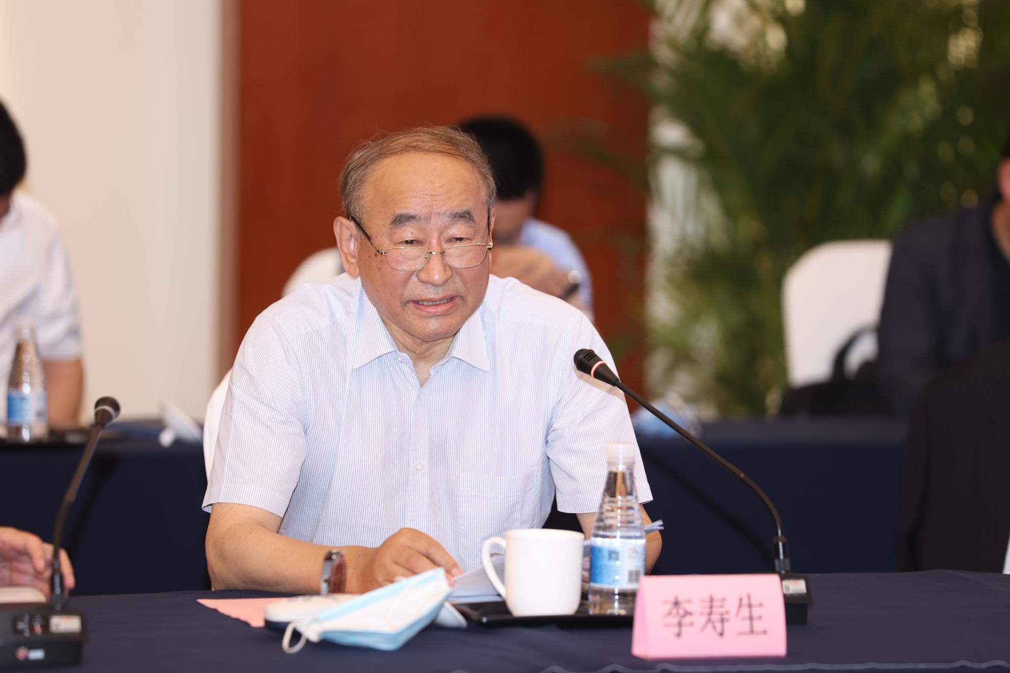 中国石油和化学工业联合会会长李寿生在研讨会上发言