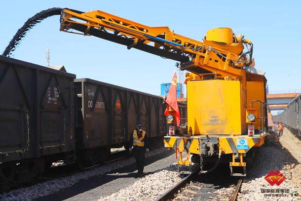 铁路装备公司线路机械清筛实现任务过半