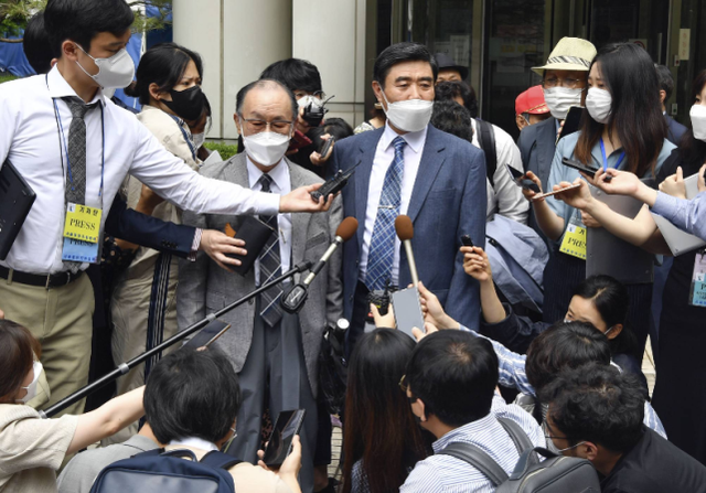 首尔中央地方法院驳回了战时劳动赔偿诉讼后，原告对记者发表讲话（图源：外媒）