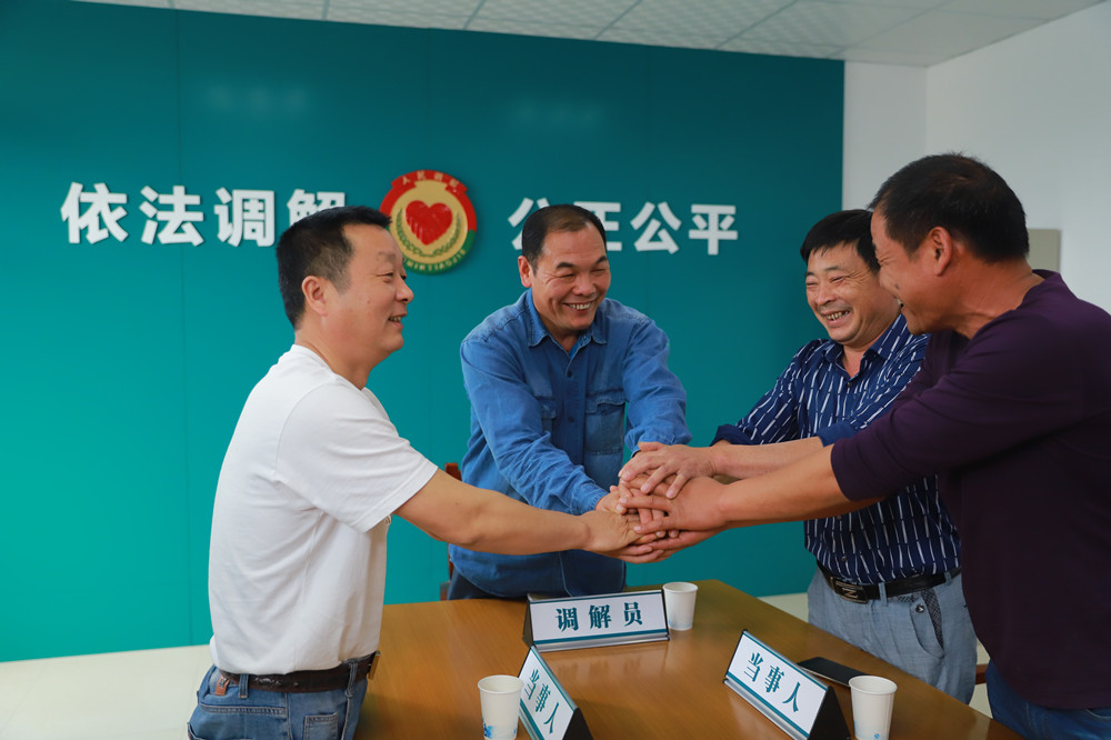 &nbsp;"电力老娘舅"调解居民纠纷.
