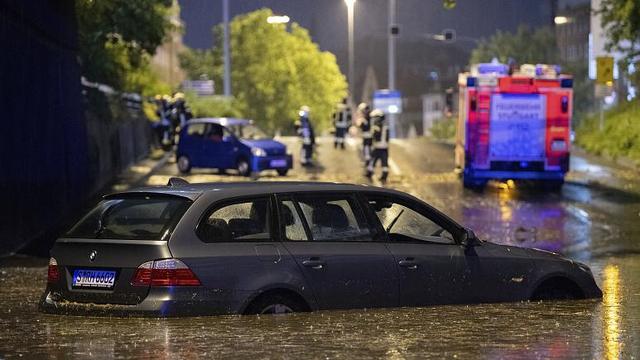 德国全境遇暴雨，多地街道内涝严重