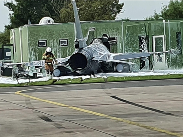 比利时一架F-16演习时意外撞上荷兰空军基地建筑，飞行员弹射逃生