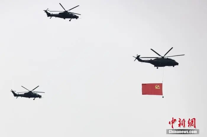 百年庆典中直升机下的党旗何以平整展开为你揭秘
