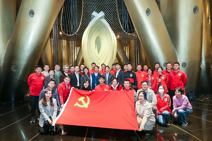 上海海港足球俱乐部举行党建联建活动。