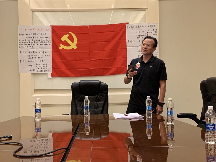 党小组组长奚志康带领海港球员重温专题党课内容。
