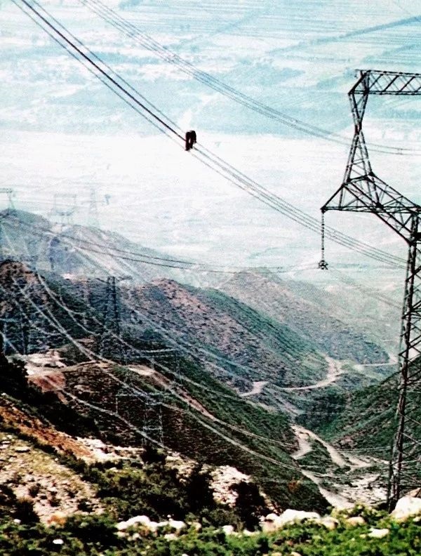 山西大同至北京房山500千伏输电线路跨越恒山施工作业现场