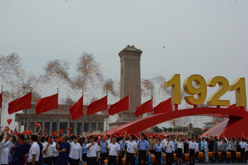 天安门广场飞起10万气球！球幕是这样升起的