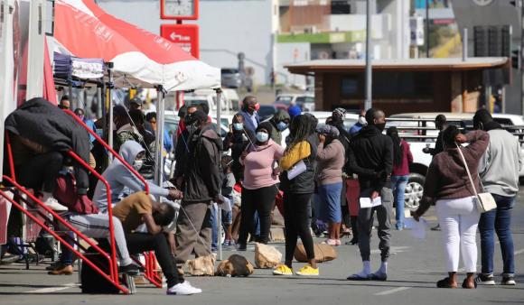 纳米比亚首都温得和克的民众在排队进行新冠病毒核酸检测