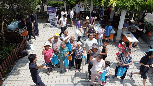 图说:爷爷奶奶们对着无人机拍下集体照&nbsp; &nbsp;采访对象供图