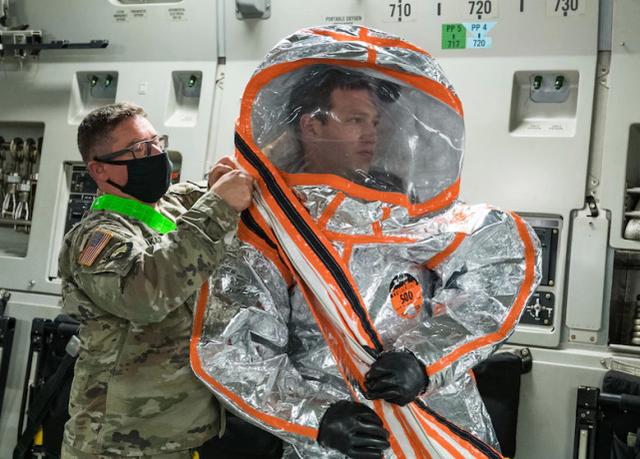 资料图:第20核生化放爆 (CBRNE) 司令部人员穿戴防护服