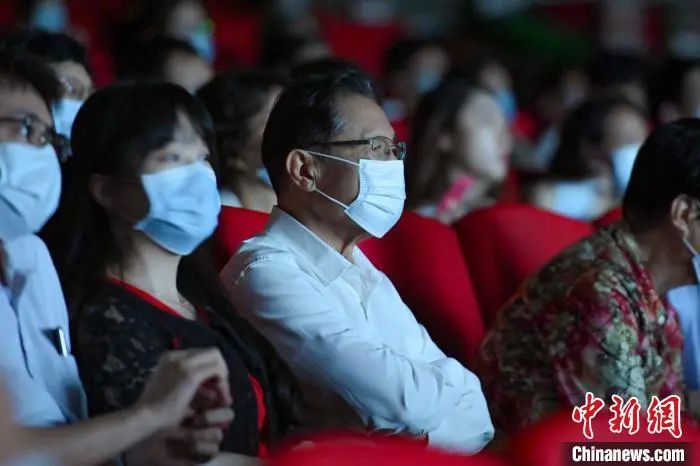 钟南山观看电影《中国医生》. 陈骥旻 摄