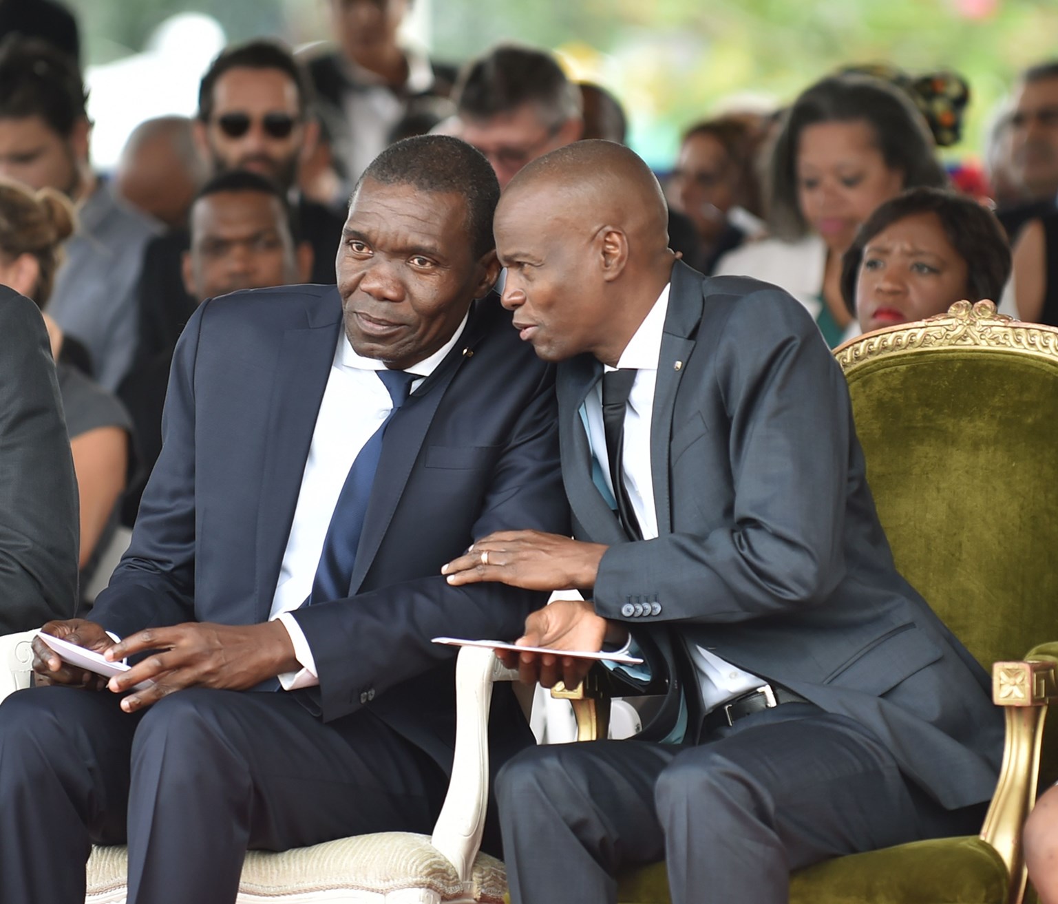 △2018年1月12日，太子港，海地参议院议长约瑟夫·兰伯特（左）与总统若弗内尔·莫伊兹（右）出席仪式。