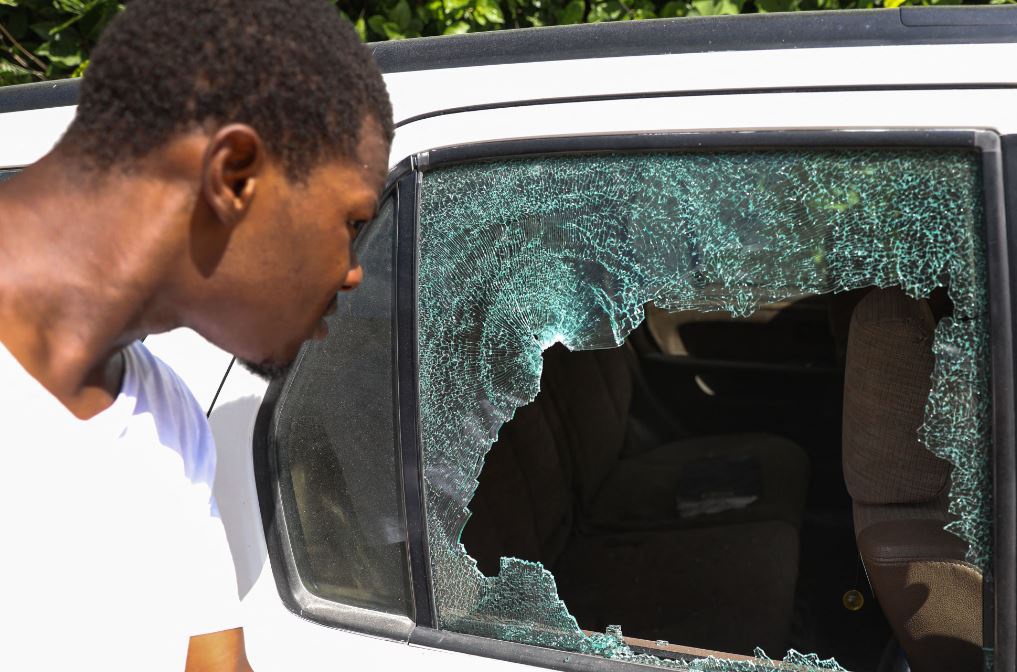 △7月7日，海地太子港，海地总统若弗内尔·莫伊兹的私人住所附近破损的车辆。