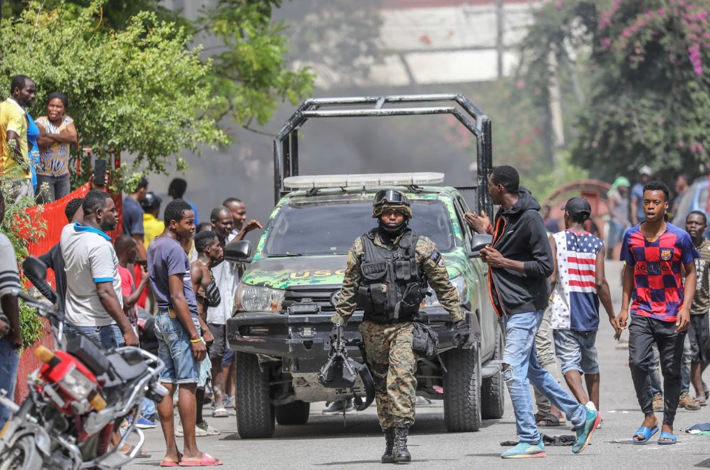 △7月8日，海地太子港，警察押送被指控参与刺杀总统的嫌犯。